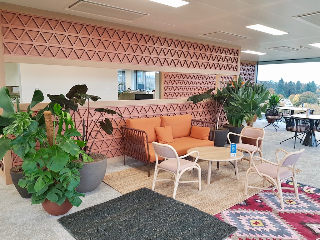 exemple de bureaux design avec aménagement d'un espace détente dans une entreprise