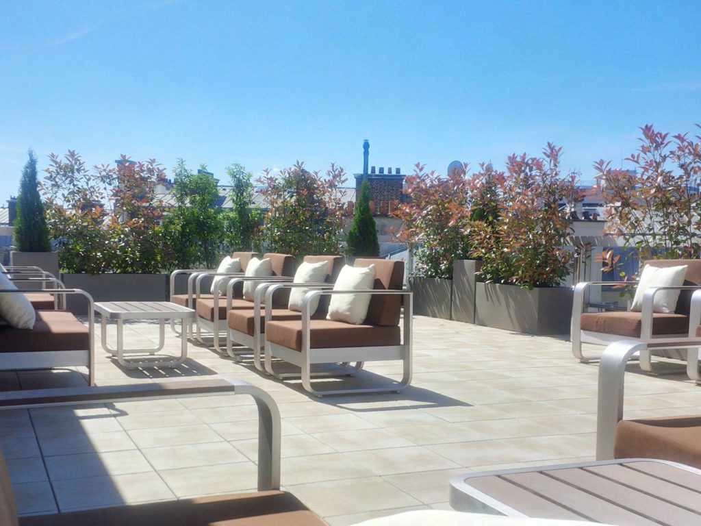 aménagement d'une terrasse avec des bacs assortis au mobilier