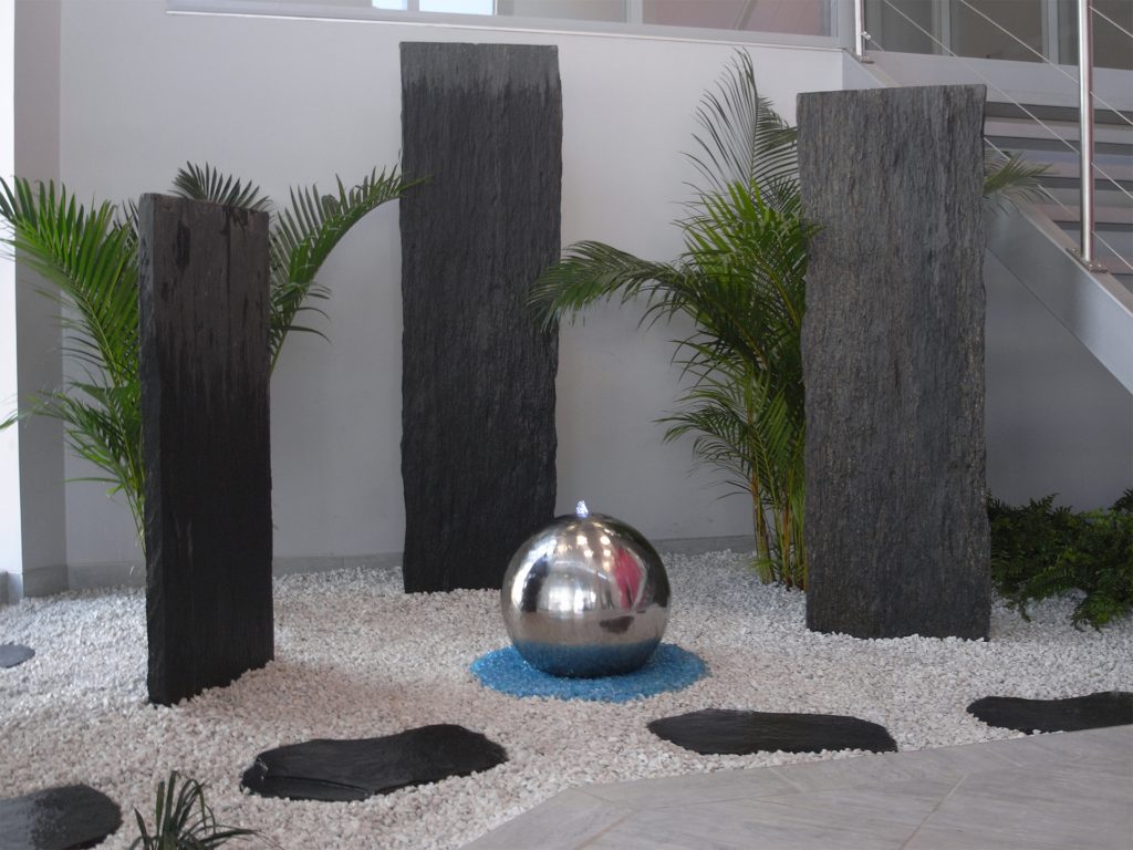 aménagement intérieur avec une fontaine en inox