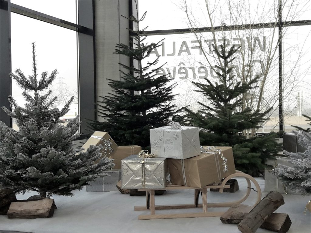 decor de noel pour une concession automobile