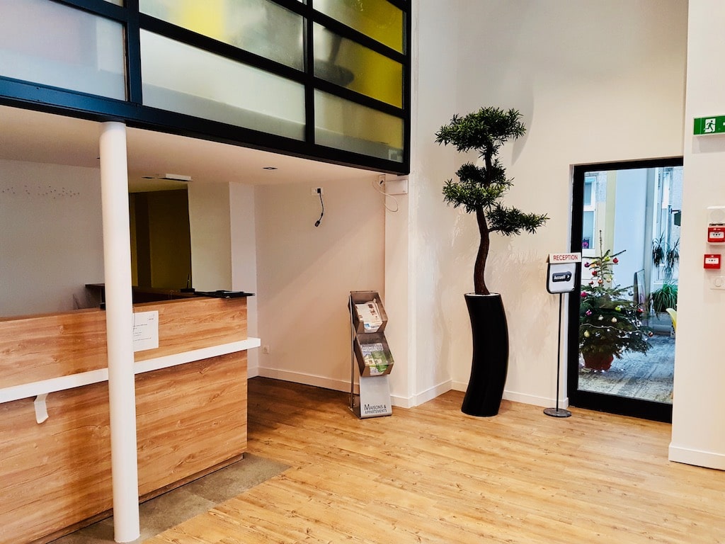 pots design avec bonzai artificiel pour bureau