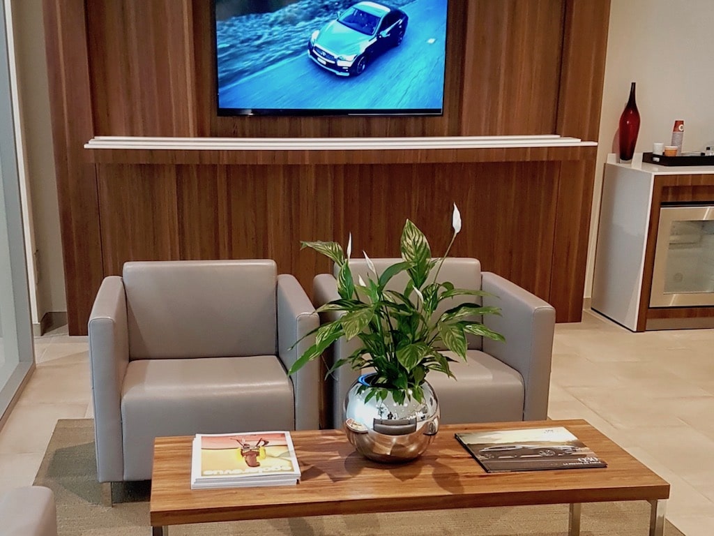 decor vegetal concession auto salon accueil